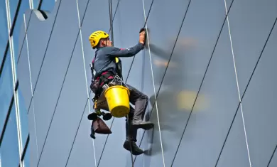 Üvegfelületek, homlokzatok tisztítása alpin technikával